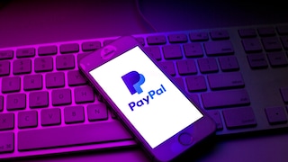 Logo von PayPal auf einem Handy.
