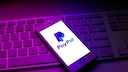 Logo von PayPal auf einem Handy.
