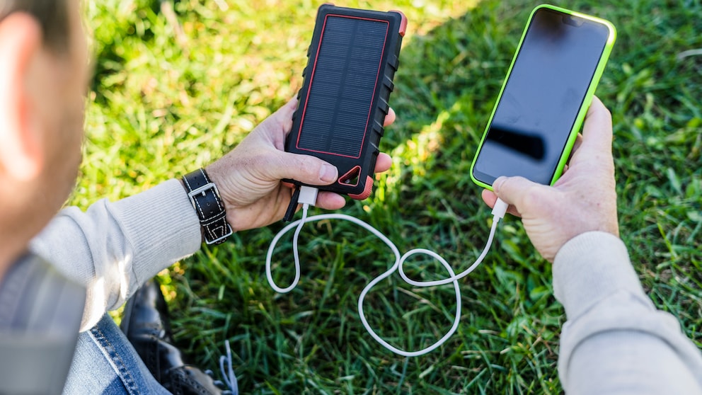 Unterwegs macht der Akku schlapp? Darauf sollte man beim Kauf einer Powerbank achten