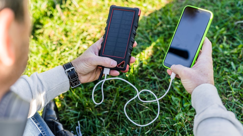 Unterwegs macht der Akku schlapp? Darauf sollte man beim Kauf einer Powerbank achten