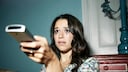 Manche Serien enden deutlich zu früh schon nach 1 Staffel: Frau weint am Fernseher