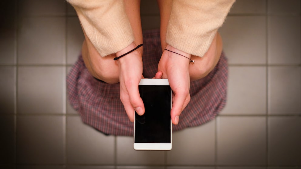 Es gibt verschiedene Gründe, warum man das Smartphone nicht mit ins Bad nehmen sollte