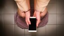Es gibt verschiedene Gründe, warum man das Smartphone nicht mit ins Bad nehmen sollte