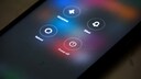 Nahaufnahme eines Smartphone-Displays mit den Symbolen für Neustart und Ausschalten.