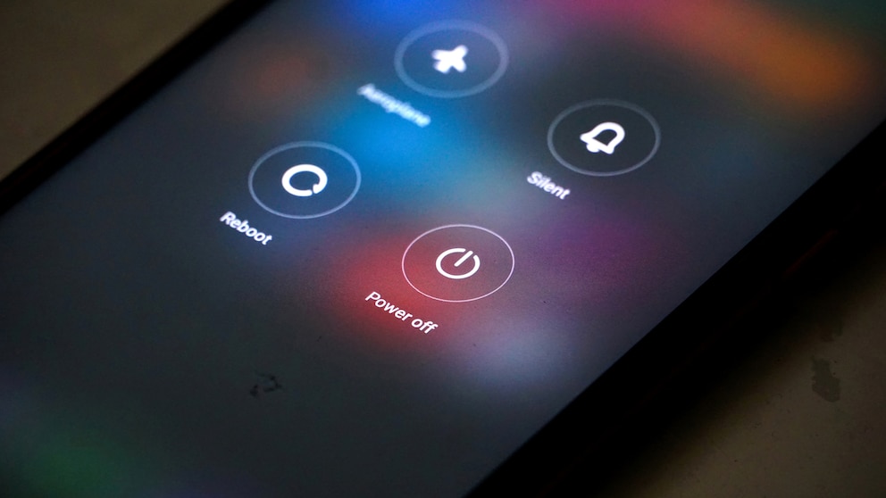 Nahaufnahme eines Smartphone-Displays mit den Symbolen für Neustart und Ausschalten.