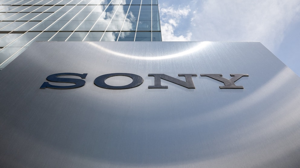 Sony-Firmenlogo an einer Säule.