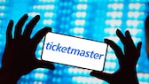 Ticketmaster-Logo auf einem Smartphone in Händen einer Person.