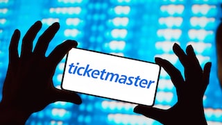 Ticketmaster-Logo auf einem Smartphone in Händen einer Person.