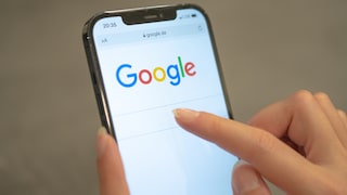 Person nutzt Google auf einem Smartphone.