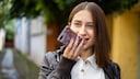 Frau zeichnet Sprachnachricht für ihren WhatsApp-Status auf