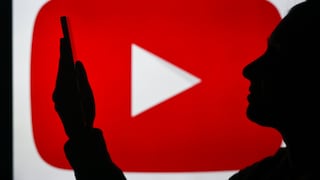 Mann begutachtet unbeliebtes YouTube-Redesign