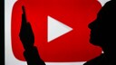 Mann begutachtet unbeliebtes YouTube-Redesign