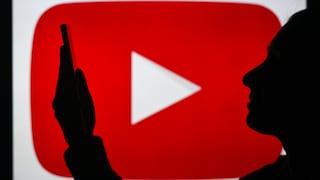 Mann begutachtet unbeliebtes YouTube-Redesign