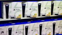 Die originale PS5 in Regalen. Auf der Verpackung gut erkennbar: das 8K-Logo oben rechts.
