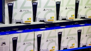 Die originale PS5 in Regalen. Auf der Verpackung gut erkennbar: das 8K-Logo oben rechts.