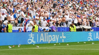 Alipay-Werbung beim EM-Vorrundenspiel Slowenien gegen Serbien in der Allianz-Arena in München