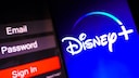 Logo von Disney+ auf einem Display, daneben Login-Eingabemasken.