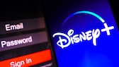 Logo von Disney+ auf einem Display, daneben Login-Eingabemasken.