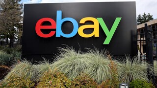eBay-Logo an einem Schild.