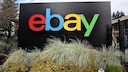 eBay-Logo an einem Schild.