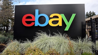 eBay-Logo an einem Schild.
