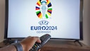 Logo der EM 2024 auf einem Fernseher.