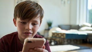 Kind surft auf dem Smartphone im Internet