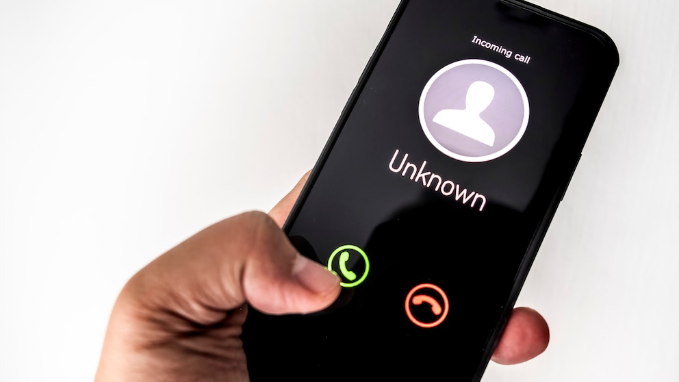 Unbekannter Anrufer auf einem Handy-Display.