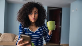 Frau bekommt Push-Nachricht über Lebensmittel-Rückruf via App