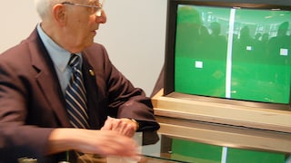 Ralph H. Baer, Erfinder der ersten Spielkonsole, im Pirmasenser Mitmach-Museum Dynamikum an einer Replik seiner legendären „Brown-Box“