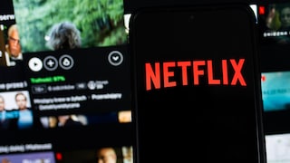 Netflix-Logo auf einem Handy, im Hintergrund der Streaming-Dienst selbst.