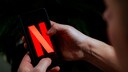 Netflix-Logo auf einem Handy.