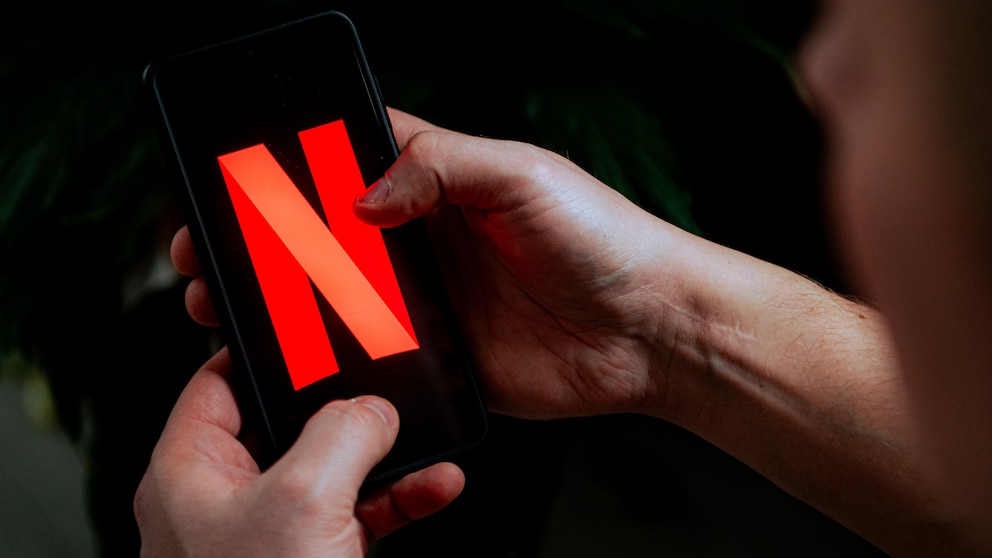 Netflix-Logo auf einem Handy.