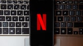 Netflix Titelverlauf: Handy mit totem N-Logo auf Laptop-Tastatur