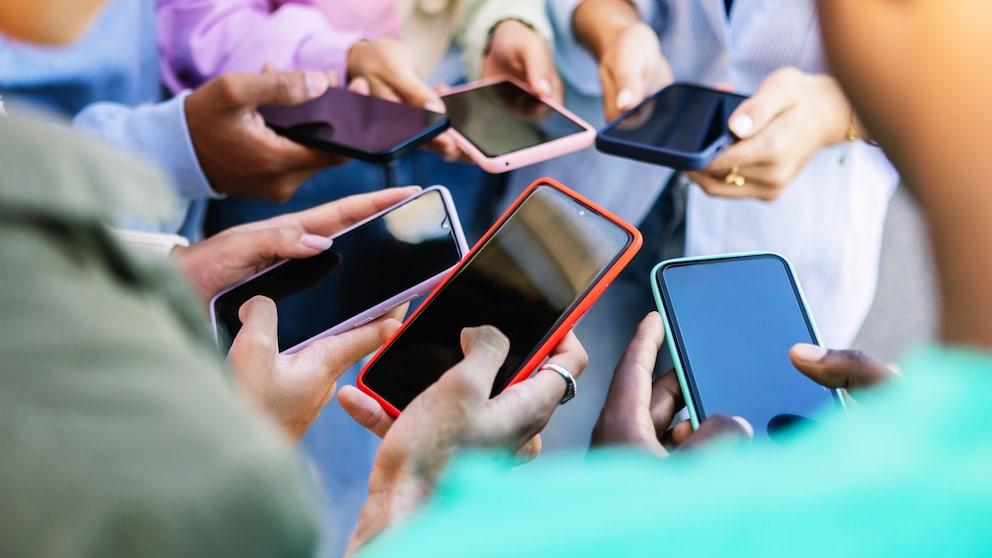 Viele Smartphones in der Hand von Menschen