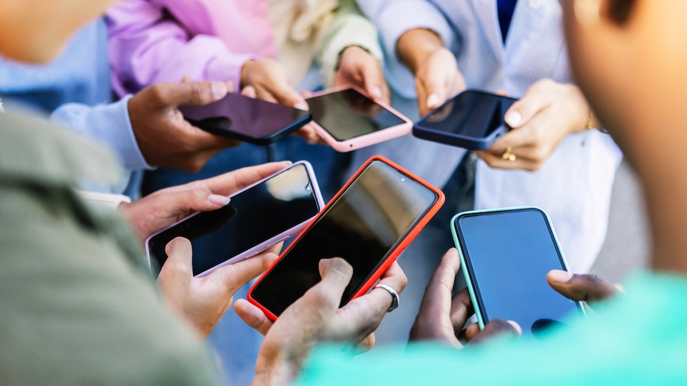 Viele Smartphones in der Hand von Menschen