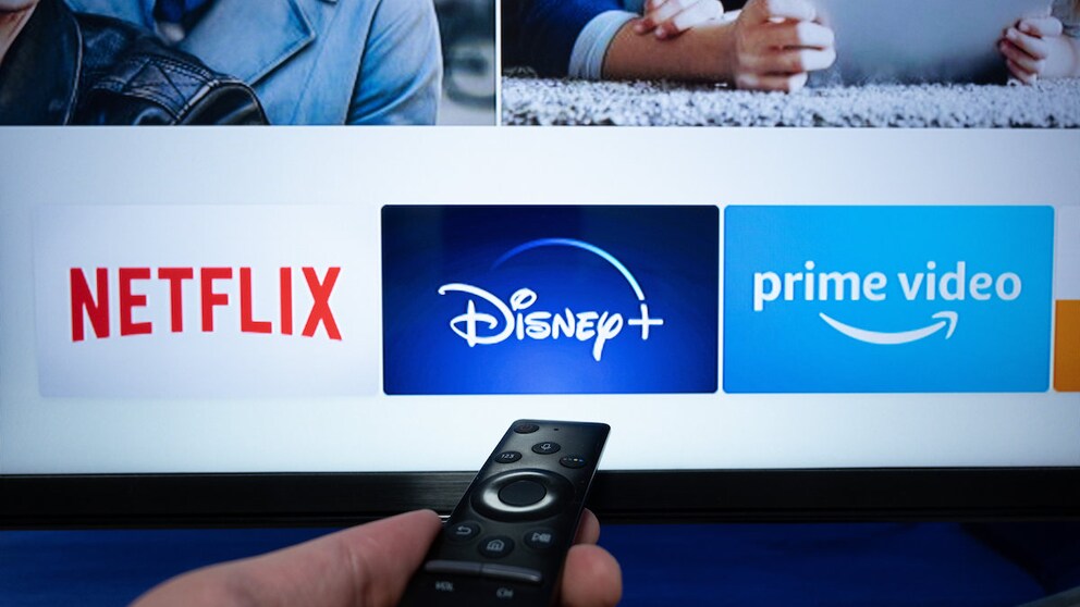 Symbolbild: Streaminbanbieter Netflif, Disney+, Amazon Video auf Smart-TV