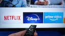 Symbolbild: Streaminbanbieter Netflif, Disney+, Amazon Video auf Smart-TV