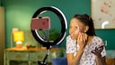 Symbolbild: Frau nimmt Make-up-Video für TikTok auf