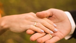 Symbolbild: Nahaufnahme der Hände eines Brautpaars