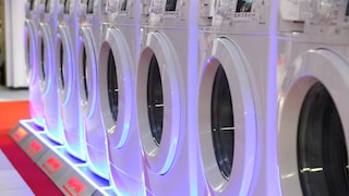 Mehrere Waschmaschinen aufgereiht auf einer Messe.