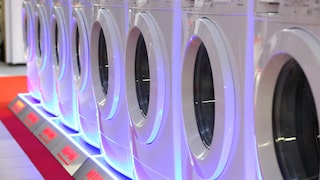Mehrere Waschmaschinen aufgereiht auf einer Messe.