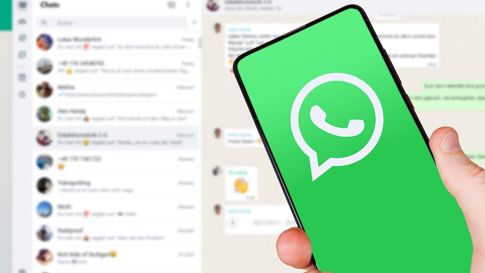 WhatsApp auf Smartphone vor Browser-Anwendung