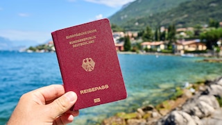 Symbolbild: Deutscher Reisepass vor Gardasee