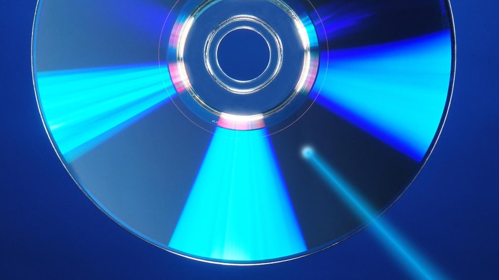 Eine Blu-ray wird blau angestrahlt.