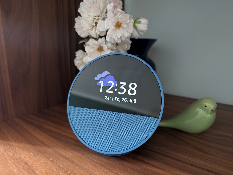 Der Echo Spot besitzt ein Display und ist als smarter Wecker gedacht