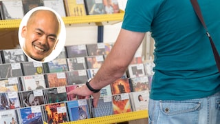 Mann durchwühlt CDs im Laden, daneben Gesicht von TECHBOOK-Autor Woon-Mo Sung.