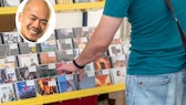 Mann durchwühlt CDs im Laden, daneben Gesicht von TECHBOOK-Autor Woon-Mo Sung.