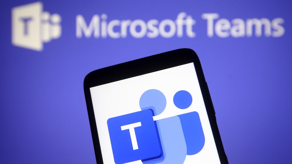 Logo von Microsoft Teams auf einem Handy, im Hintergrund der Schriftzug zum Programm.