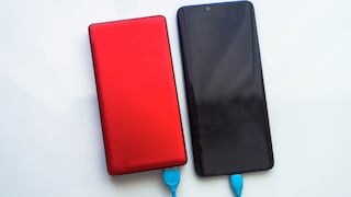 Eine Powerbank lädt ein Handy auf.